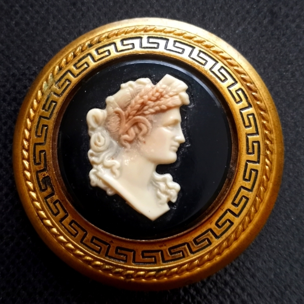 Gone With the Wind, Scarlett O'Hara's Cameo brooch replica.
